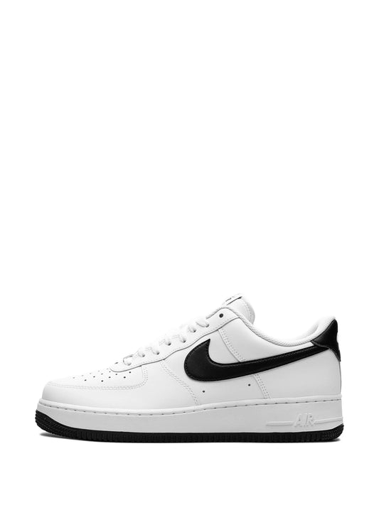 Nike Air Force 1 "White & Black": El contraste icónico