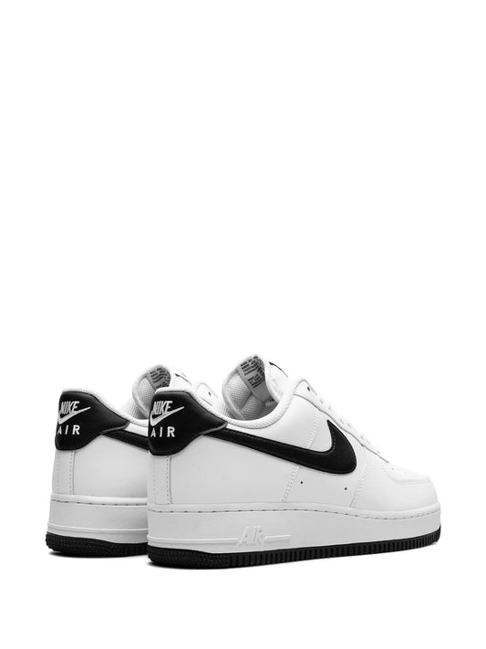 Nike Air Force 1 "White & Black": El contraste icónico