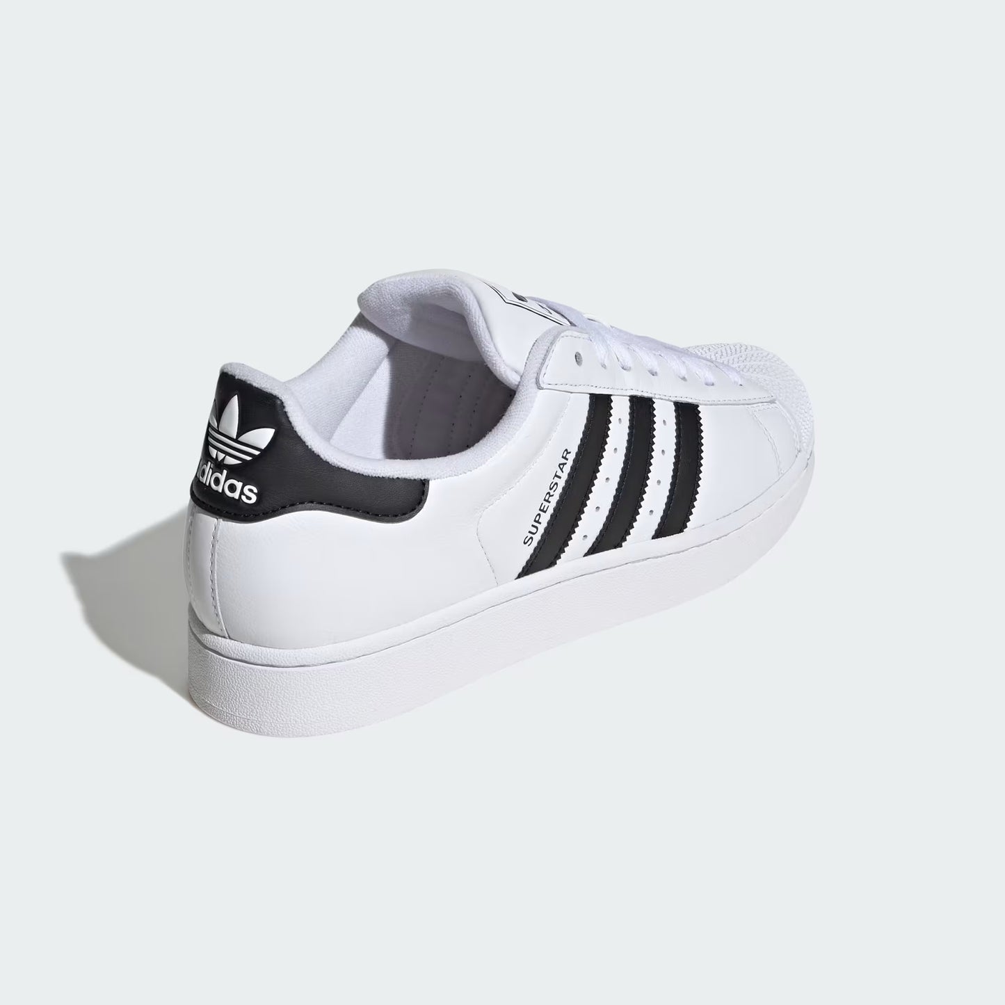 Adidas Superstar "Core Black & White": El Icono Eterno